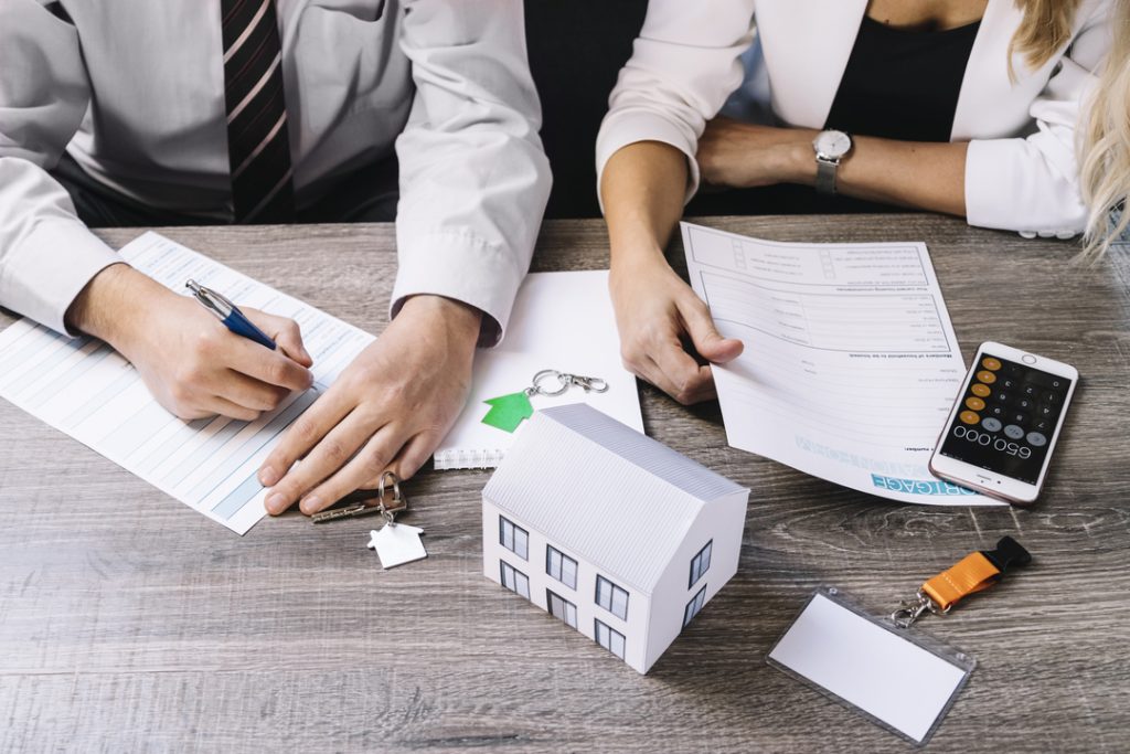 Homem e mulher fazendo planejamento financeiro pessoal para comprar imóvel